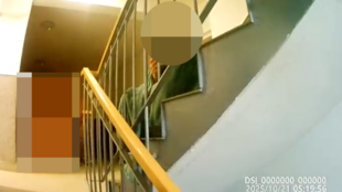 Seděla na schodech v pyžamu. Žena pomohla dezorientované seniorce