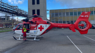 Muž spadl ze střechy na plošinu vysokozdvižného vozíku a těžce se zranil