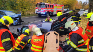 Dva zranění v kritickém stavu po čelním střetu osobních aut na Bruntálsku