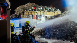 Poplach druhého stupně a devět jednotek hasičů. Velký požár odpadu z autovraků v Ostravě