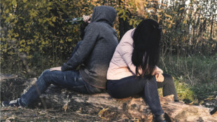 Městské kamery je přistihly. Mladí pili alkohol a ničili veřejný majetek