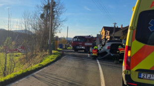 Řidič otočil auto na střechu, naštěstí vyvázl bez vážných zranění