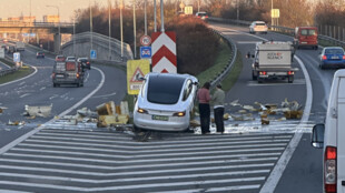 Řidička Tesly vyjela za silnice a nabourala do svodidel