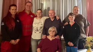 Záchranáři přijeli popřát k narozeninám muži, kterého úspěšně oživili