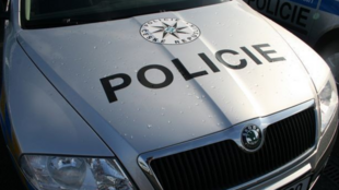 Sexuálně obtěžoval dívku na zastávce. Policie už zná identitu sprostého muže