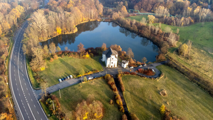 Ikonický Šikmý kostel v Karviné čeká velká oprava. Získá novou barvu střechy