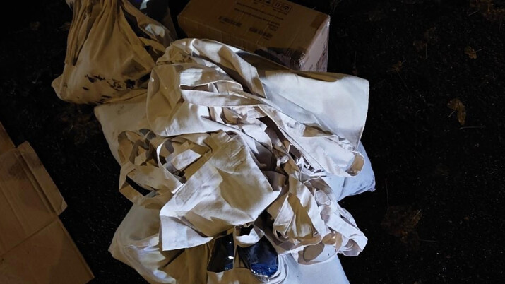 Strážníci zadrželi zloděje, sledovali trička vypadávající z jeho vozíku