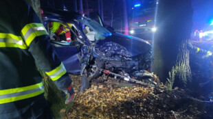 Mladý řidič narazil do stromu. U nehody zasahovaly tři týmy záchranářů