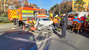Čelní střet kamionu a osobního auta v Bruntále. Řidič dostal mikrospánek