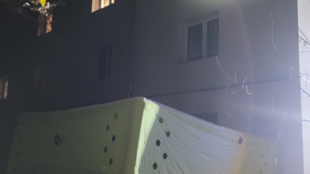 Muž vyskočil z okna hořícího bytu. Zachránila ho matrace