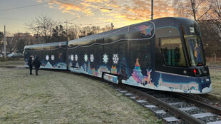 Vánoční tramvaj v Ostravě zdobí významné stavby města
