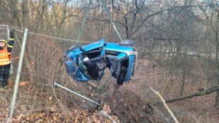 Auto na letních pneumatikách vylétlo ze silnice. Řidiče museli vystřihávat hasiči