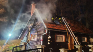 V Dětřichovicích na Bruntálsku shořela dřevěná chata, hasiči zachránili ženu, která se nadýchala kouře