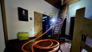 Požár chaty v Kopřivnici: 30 lidí se stihlo evakuovat, hasiči museli požádat o posyp v okolí zásahu