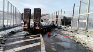 Kamion poškodil protihlukovou stěnu. Nehoda zastavila provoz v obou směrech