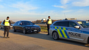 Nelegální práce, zákaz řízení i padělání dokladů. Velká kontrola cizinecké policie odhalila několik porušení zákona