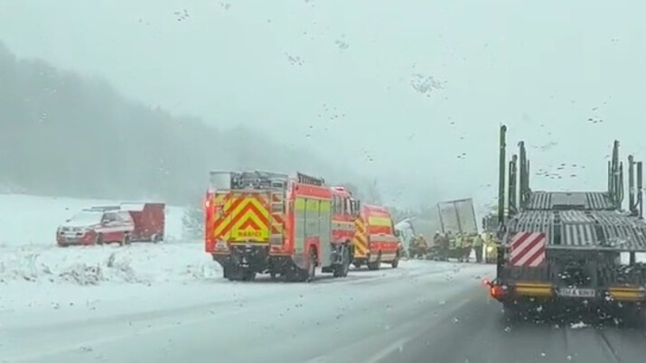Sníh potrápil řidiče. Policie hlásí přes devadesát nehod od rána