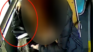 Mladíci využili příležitosti a vzali zapomenutý batoh. Policie už zná pachatele