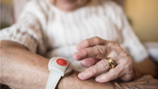 Seniorka několik hodin ležela na zemi, zachránila ji domluvená schůzka se strážníky