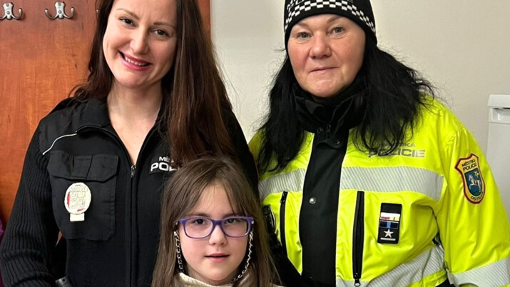 Ztracená dívenka plakala na lavičce u stromečku. Pomohly kolemjdoucí strážnice