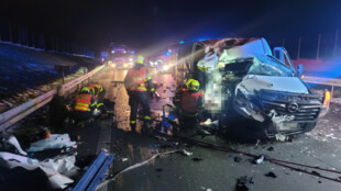 Dodávka nabourala do kamionu na D48. Tři zranění, spolujezdce vyprošťovali