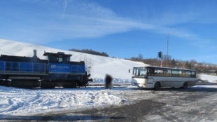 Autobus se střetl s lokomotivou. Policie žádá cestující o podrobnější informace