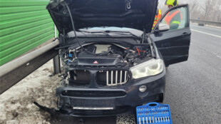 Střet BMW a Škody odhodil auta přes 200 metrů od sebe