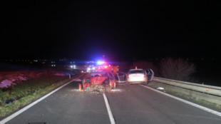 Jeden mrtvý, dva zranění. Řidič Felicie se srazil s autem v protisměru