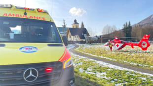 Pracoval na střeše a spadl z výšky sedmi metrů. Muž krvácel z hlavy a vážně si poranil nohu