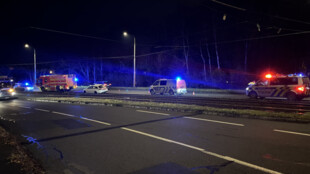 Auto v kolejišti zastavilo tramvaje. DPO zařídil náhradní dopravu