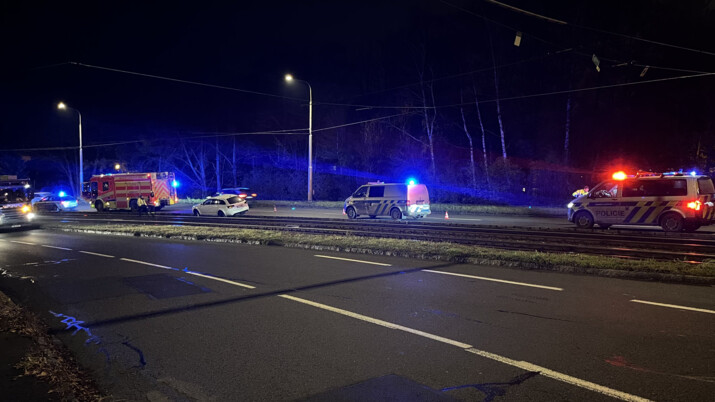 Auto v kolejišti zastavilo tramvaje. DPO zařídil náhradní dopravu