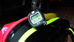 Záchranáři přijeli ke kolabujícímu muži v Karviné. Čidlo je upozornilo na oxid uhelnatý