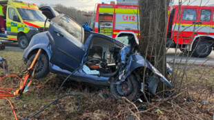 Kvůli nebezpečnému předjíždění skončilo auto ve stromě. Dva senioři se vážně zranili