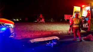 Cyklista ležel na zemi v bezvědomí. Ve vážném stavu byl vrtulníkem přepraven do nemocnice