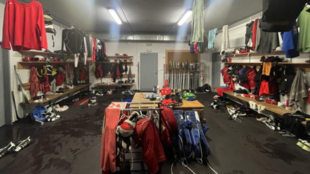 Okrádal hokejisty během tréninku. Recidivista nakradl věci za 130 tisíc korun