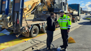 Řídil i přes zákaz řízení a vydával se za příbuzného. Kontroly nákladních aut odhalily několik prohřešků