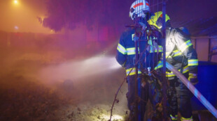 Z hořící budovy na Opavsku museli hasiči vynést dvě tlakové lahve a ochladit je