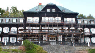 Policie stíhá pracovnici lázní v Karlově Studánce kvůli zakázce na opravu jednoho z domů