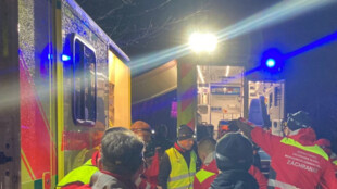 Noční požár neobydleného domu v Třinci, hasiči z hořícího objektu vynesli muže v kritickém stavu