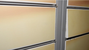 Zdrogovaní se chtěli vloupat nožem do zásilkových boxů. Způsobili škodu za 23 tisíc