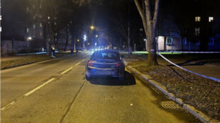 Seniorka přecházela mimo přechod a srazilo ji auto. Zemřela v nemocnici