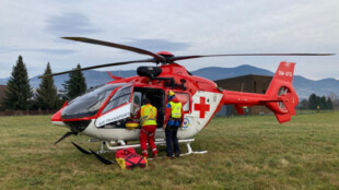 Muž se zranil na horách. Záchranáři kvůli silnému větru museli přistát na vrcholu Lysé hory