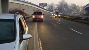 Ranní nehoda na Mariánskohorské: policie hledá svědky vážného střetu s chodkyní