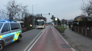 Autobus srazil školáka, skončil v péči záchranářů. Policie hledá svědky nehody.