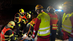 Školačka vylezla z převráceného auta a zajistila pomoc pro těžce zraněnou řidičku