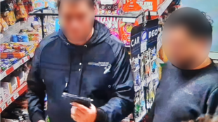 Ve večerce urážel voliče konkrétního politika, pak vytáhl zbraň. Policie hledala dva muže