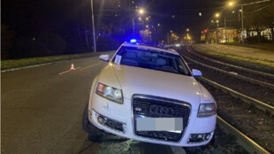 Řidič Audi skončil v kolejích. Policie hledá svědky nehody v Ostravě-Porubě