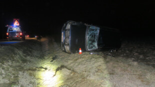 Najel do protisměru a ohrozil řidičku, skončila v příkopu na střeše. Policie hledá neznámého řidiče