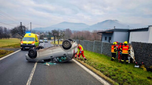 Řidič ohrozil protijedoucí auto, to se střetlo s cyklistou a skončilo na střeše. Policie hledá svědky