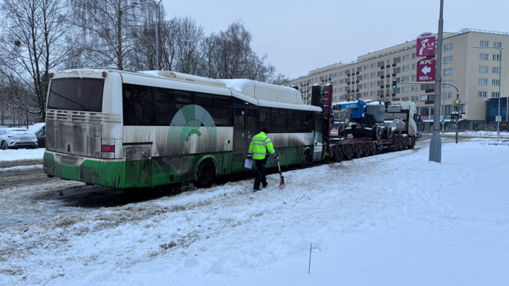 Autobus převážející děti narazil do nákladního auta. Zranili se čtyři školáci
